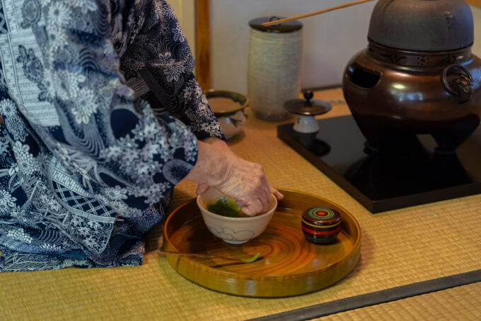 茶室で楽しむ、抹茶と亥の子餅<span class="program-date-row"><span class="program-date-label" aria-label="開催日">開催日</span><time class="program-date-pill" datetime="2026-11-21">2026年11月21日(土)</time></span>